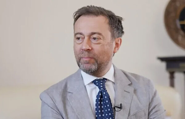 Визы по VIP-тарифу? Бывшего посла Италии в Узбекистане задержали по делу о коррупции Визы по VIP-тарифу? Бывшего посла Италии в Узбекистане задержали по делу о коррупции