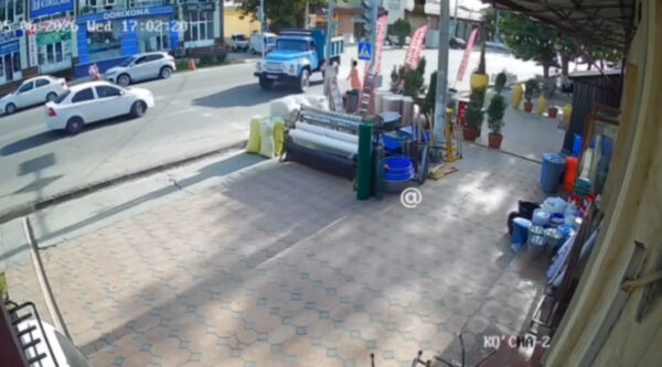 В Самарканде водитель грузовика едва не сбил ребёнка на переходе: очередной «шумахер» на дорогах