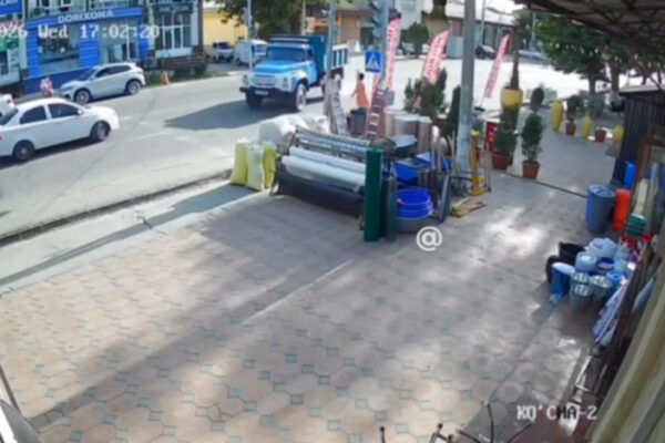 В Самарканде водитель грузовика едва не сбил ребёнка на переходе: очередной «шумахер» на дорогах