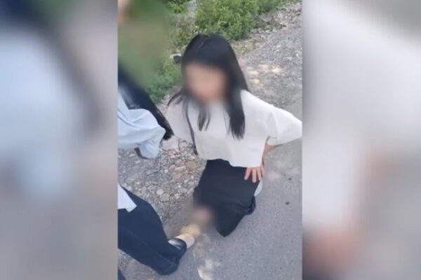 В Андижанской области школьницу поставили на колени ради видео для соцсетей