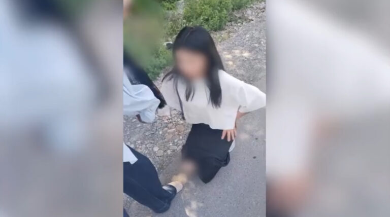 В Андижанской области школьницу поставили на колени ради видео для соцсетей