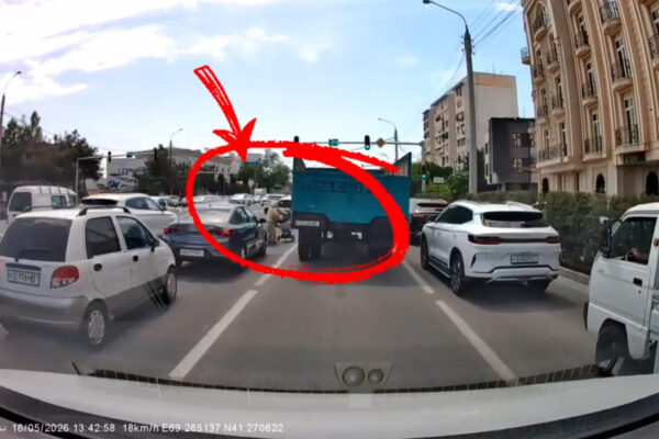 «Я же с коляской». В Ташкенте женщины едва не полезли под грузовик ради экономии пары минут