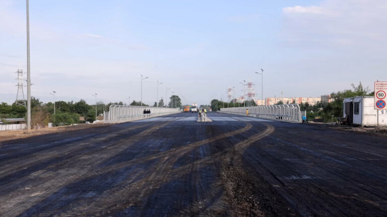 Мост у круга Рохат почти готов. Но пробки, похоже, просто переедут на 100 метров дальше