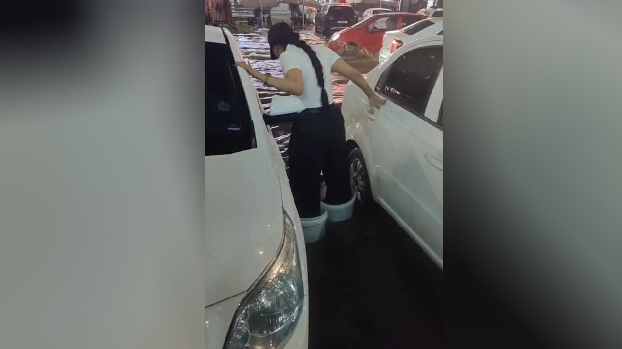 Когда Ташкент снова «Венеция»: горожане осваивают новые лайфхаки по борьбе с лужами