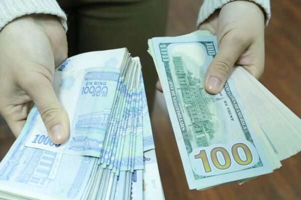 «Уже собирали чемоданы?». Власти опровергли слухи о зарплатах в 8 тысяч долларов для мигрантов в США