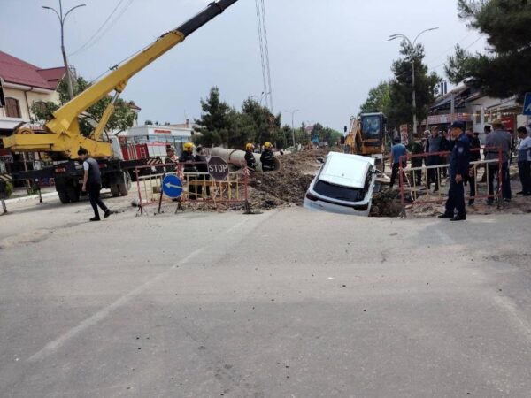 В Андижане внедорожник улетел в строительную траншею