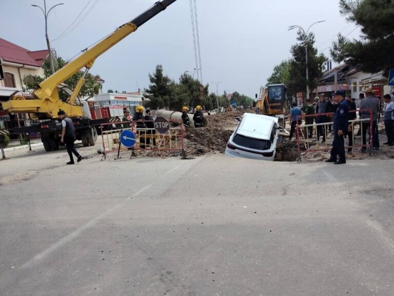 В Андижане внедорожник улетел в строительную траншею