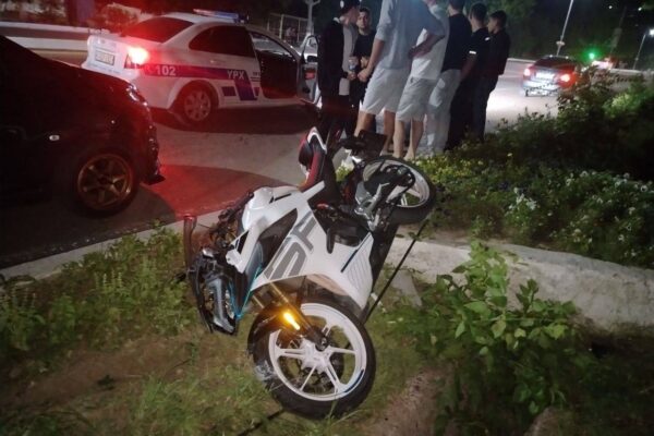В Алмалыке очередная страшная авария: мотоциклист на скорости сбил девушку