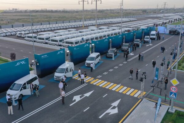 В Ташкенте запустили автозавод JAC Motors. Здесь будут собирать бензиновые машины, гибриды и электрокары