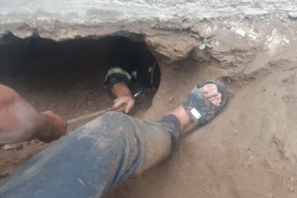 В Намангане годовалый малыш упал в выгребную яму уличного туалета. Его спасли сотрудники МЧС В Намангане годовалый малыш упал в выгребную яму уличного туалета. Его спасли сотрудники МЧС