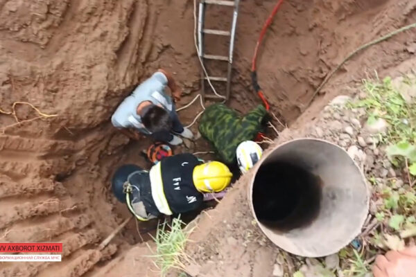В Ташкентской области ребёнок упал в трубу. Спасателям пришлось её разрезать