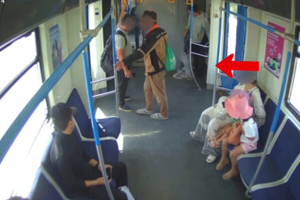 Телефон решил выйти из чата. В ташкентском метро показали, как прямо в вагоне задымился гаджет Телефон решил выйти из чата. В ташкентском метро показали, как прямо в вагоне задымился гаджет
