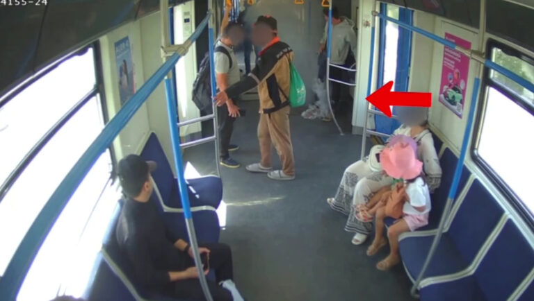 Телефон решил выйти из чата. В ташкентском метро показали, как прямо в вагоне задымился гаджет