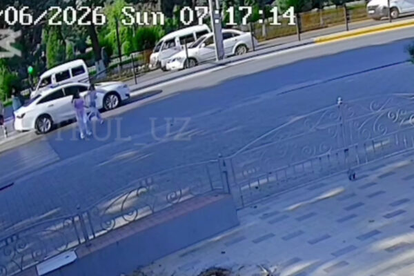 18-летний парень чуть не сбил двух девочек на «зебре» в Андижане