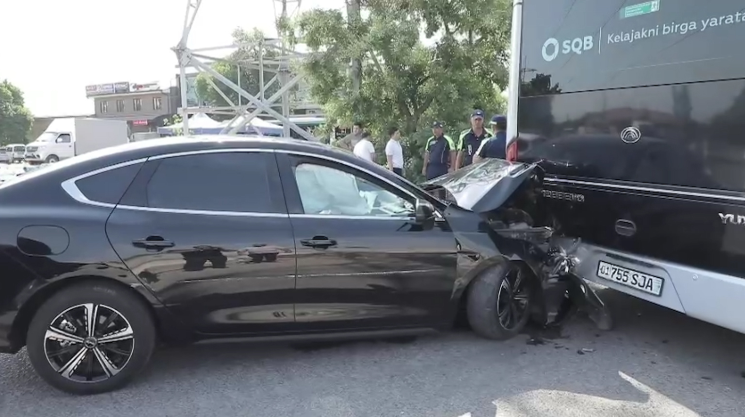 Снял номера и поехал кататься. В Ташкенте школьники устроили ДТП на автомобиле отца