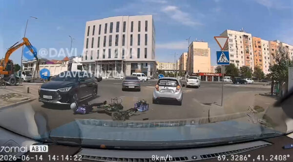Скутер против автомобиля: в Ташкенте на видео попал очередной опасный заезд по пешеходному переходу Скутер против автомобиля: в Ташкенте на видео попал очередной опасный заезд по пешеходному переходу