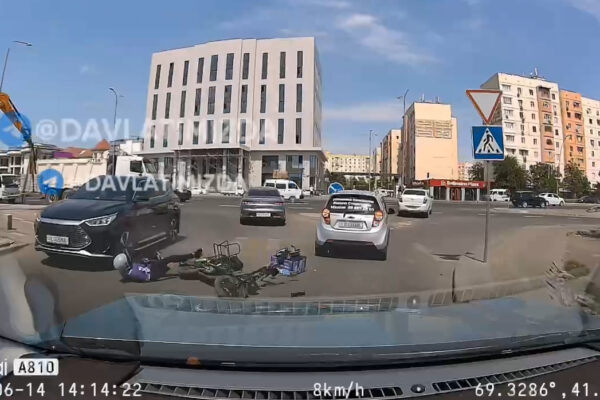 Скутер против автомобиля: в Ташкенте на видео попал очередной опасный заезд по пешеходному переходу Скутер против автомобиля: в Ташкенте на видео попал очередной опасный заезд по пешеходному переходу
