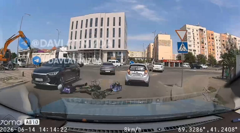Скутер против автомобиля: в Ташкенте на видео попал очередной опасный заезд по пешеходному переходу