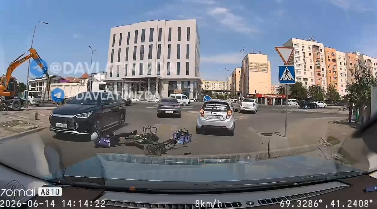 Скутер против автомобиля: в Ташкенте на видео попал очередной опасный заезд по пешеходному переходу