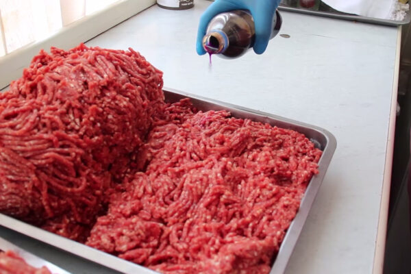 На рынках Ташкента продолжают находить мясо неизвестного происхождения. За несколько дней уничтожили почти 200 килограммов продукции
