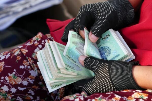Зарплаты, пенсии и пособия повышают. Правда, всего на 7 процентов Зарплаты, пенсии и пособия повышают. Правда, всего на 7 процентов