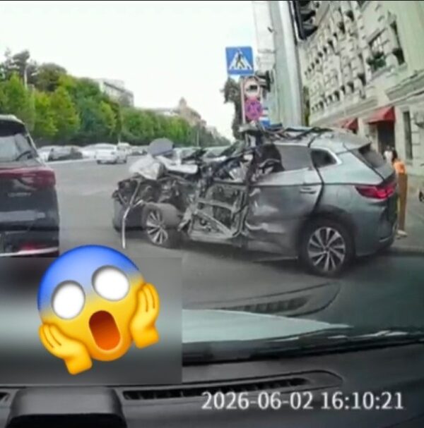 В центре Ташкента столкнулись автобус и BYD. Легковушку отбросило на тротуар