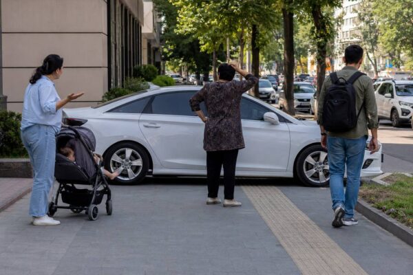 В Ташкенте снова объявили войну парковщикам на тротуарах. Но получится ли на этот раз?