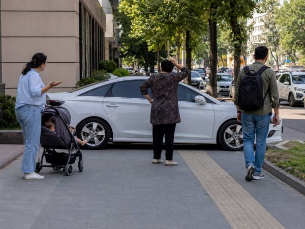 В Ташкенте снова объявили войну парковщикам на тротуарах. Но получится ли на этот раз? В Ташкенте снова объявили войну парковщикам на тротуарах. Но получится ли на этот раз?