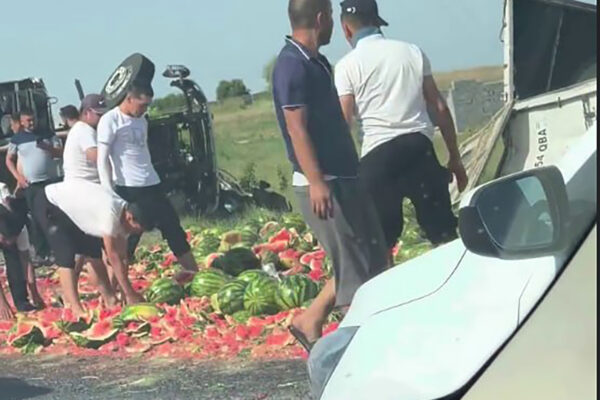 Арбузы не доехали до Ташкента. В Джизакской области перевернулись два грузовика Арбузы не доехали до Ташкента. В Джизакской области перевернулись два грузовика