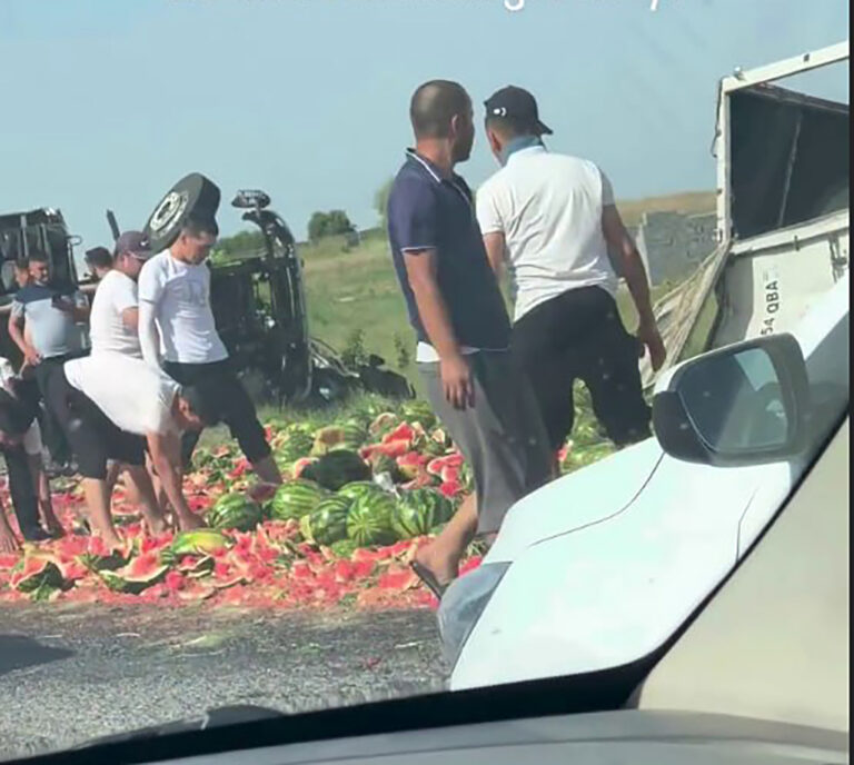 Арбузы не доехали до Ташкента. В Джизакской области перевернулись два грузовика