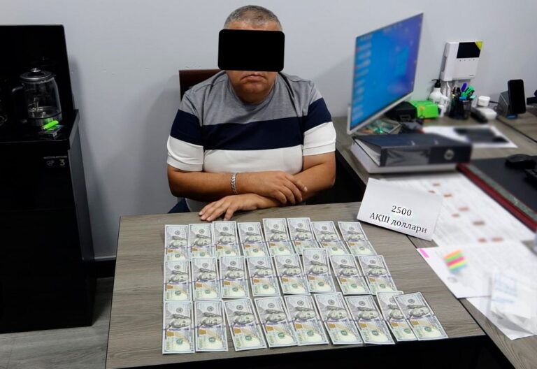 «Решала» в форме: в Ташкенте сотрудник ОВД попался на взятке в 7,5 тысячи долларов