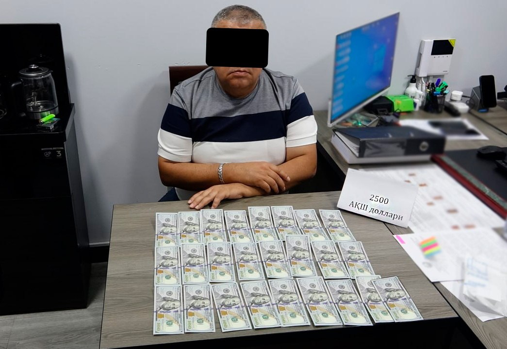 «Решала» в форме: в Ташкенте сотрудник ОВД попался на взятке в 7,5 тысячи долларов