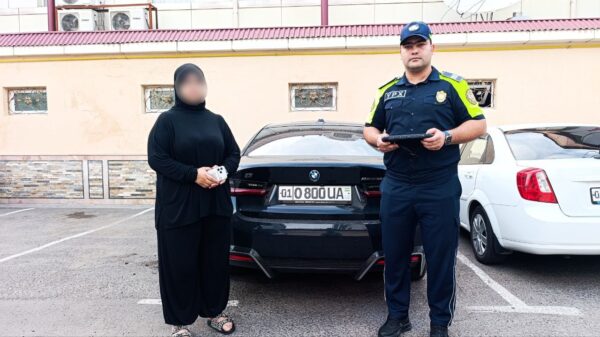 Дорожная королева. В Ташкенте водительница BMW решила устроить разборки прямо посреди дороги