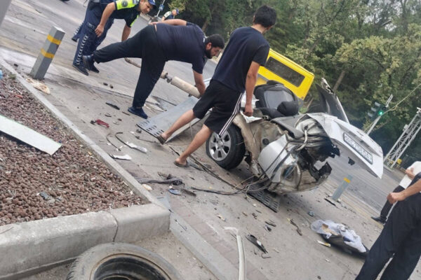 В Ташкенте Lacetti разорвало пополам после страшного ДТП. Очевидцы сообщают как минимум об одной погибшей девушке