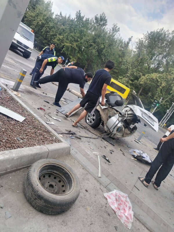 В Ташкенте Lacetti разорвало пополам после страшного ДТП. Очевидцы сообщают как минимум об одной погибшей девушке