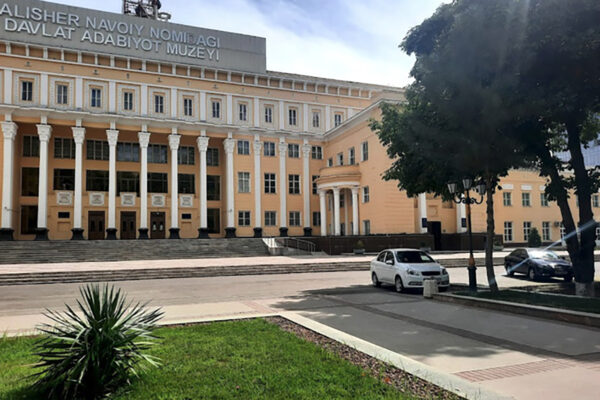 Музей литературы Алишера Навои не закрывают. Академия наук объяснила, зачем вывозят экспонаты