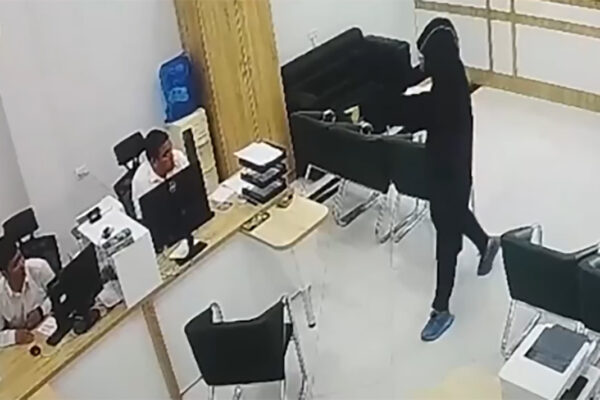 Насмотрелся боевиков? В Самарканде парень попытался ограбить банк, заявив, что у него есть бомба Насмотрелся боевиков? В Самарканде парень попытался ограбить банк, заявив, что у него есть бомба