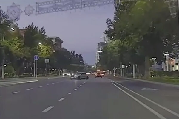 Плевать на законы? В Ташкенте нашли водителя BMW, который едва не устроил ДТП во время эффектного разворота Плевать на законы? В Ташкенте нашли водителя BMW, который едва не устроил ДТП во время эффектного разворота