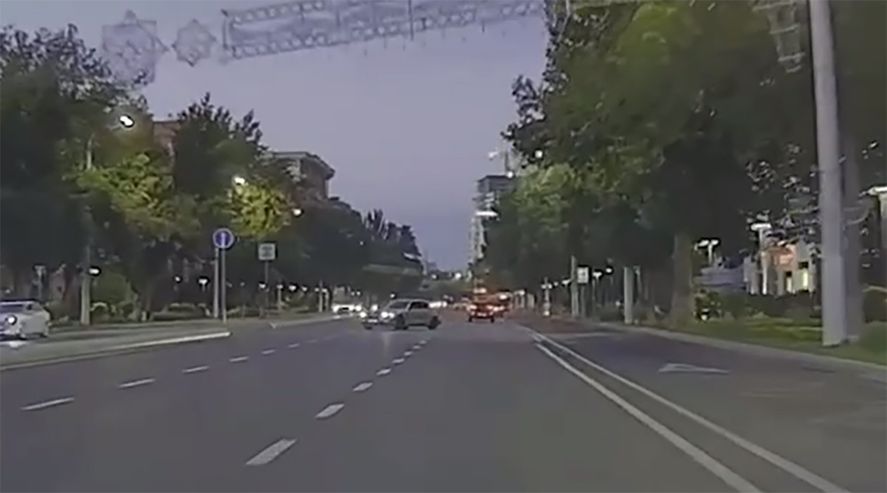Плевать на законы? В Ташкенте нашли водителя BMW, который едва не устроил ДТП во время эффектного разворота