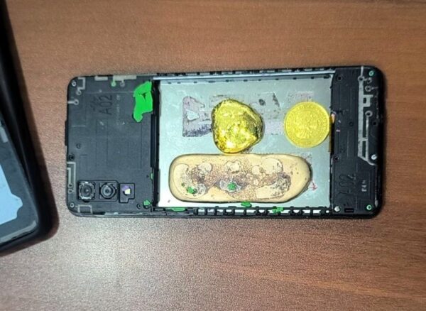 Сосательная конфета и золотой телефон: в Узбекистане задержали очередных креативных контрабандистов