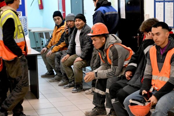 В России предложили поднять налог для мигрантов до 30%: если инициативу примут, она ударит по многим узбекистанцам