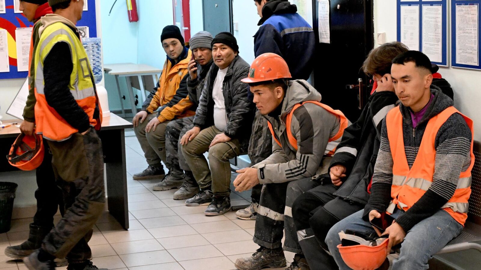 В России предложили поднять налог для мигрантов до 30%: если инициативу примут, она ударит по многим узбекистанцам