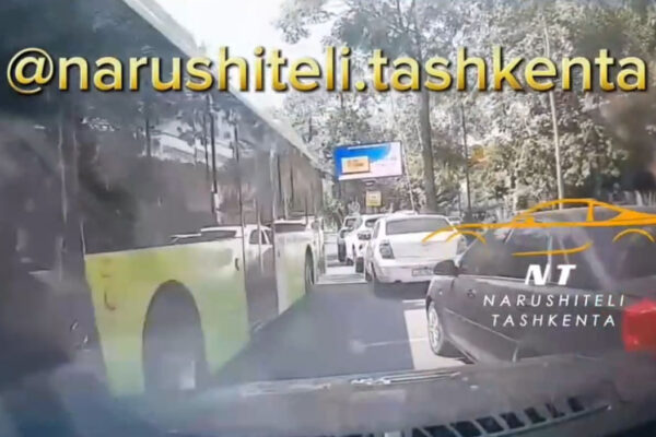 Водитель автобуса в Ташкенте решил не стоять со всеми и чуть не снёс легковушку