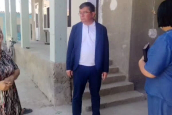 Чиновник перепутал госслужбу с реалити-шоу. Скандальное видео с хокимом, устроившим «рейд чистоты», разлетелось по сети