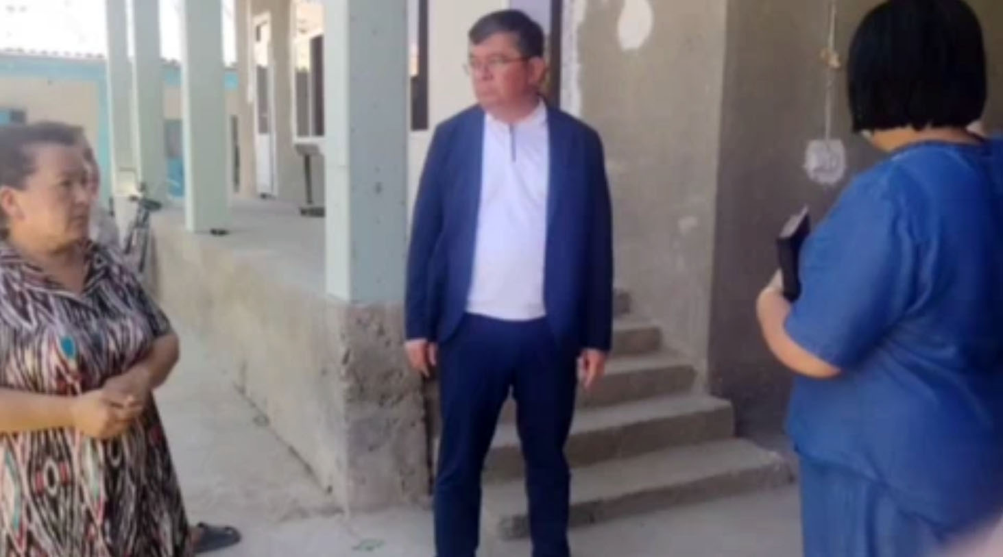 Чиновник перепутал госслужбу с реалити-шоу. Скандальное видео с хокимом, устроившим «рейд чистоты», разлетелось по сети