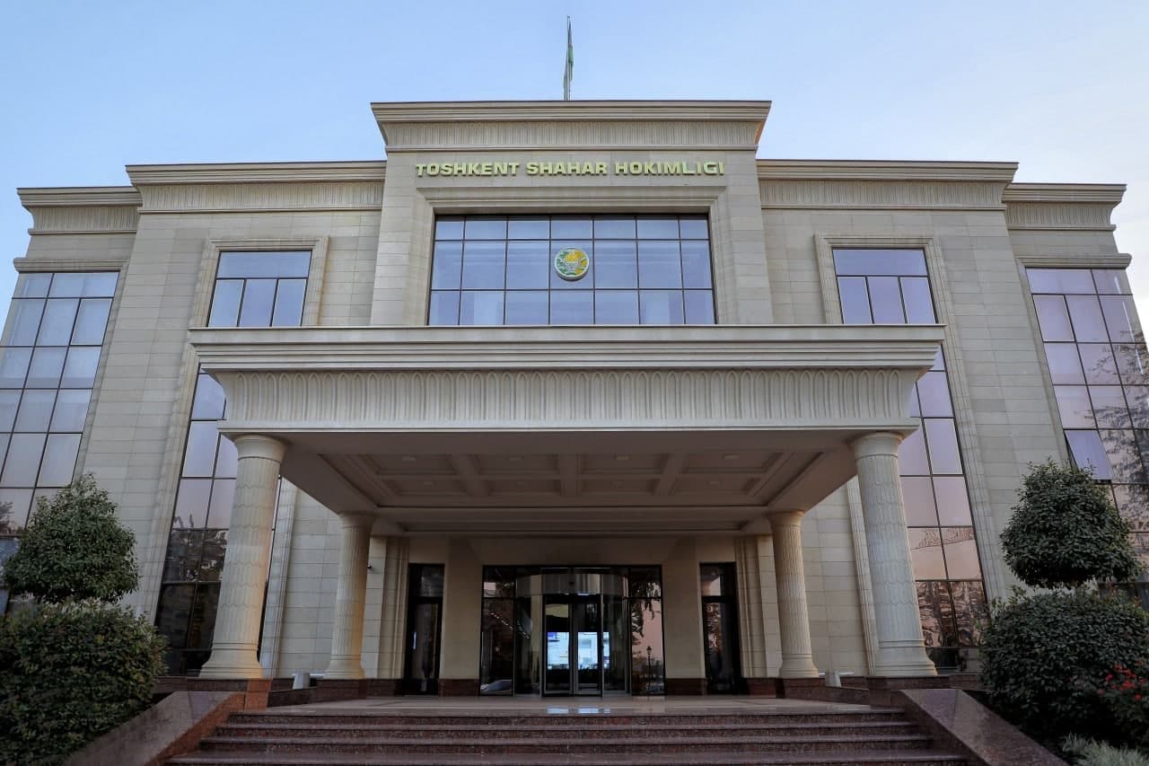 В Ташкенте чиновников хотят перевести на работу с 8 утра. Это может уменьшить пробки на 15%