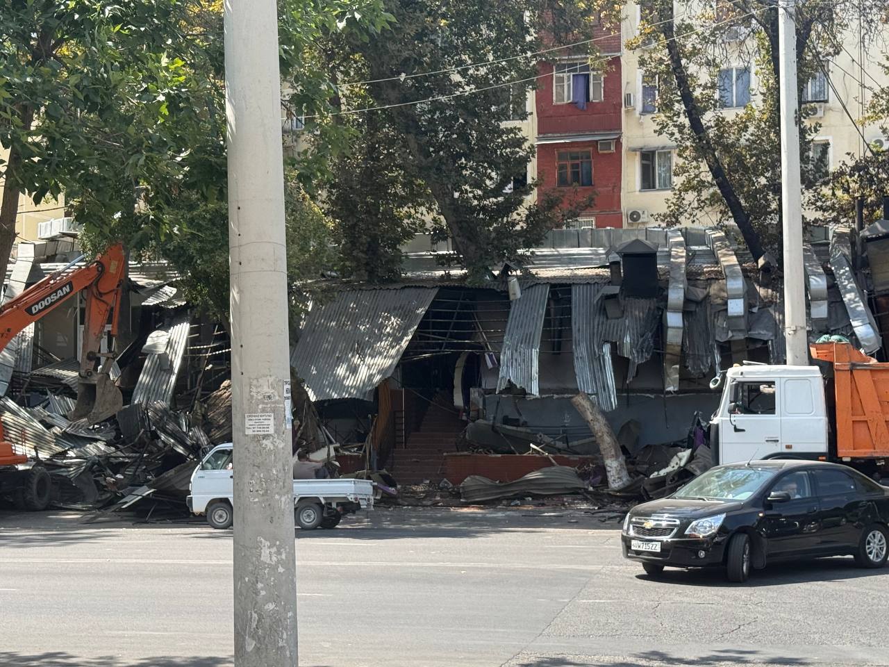 Телефонные ряды у рынка «Катартал» уходят в историю. Власти объяснили, почему начали массовый снос