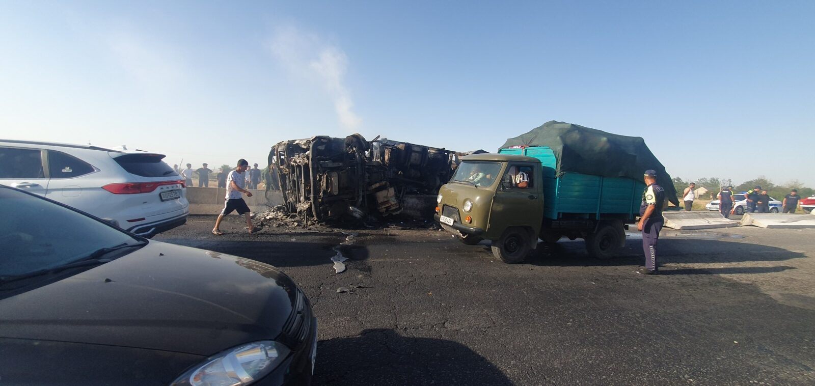 В Узбекистане загоревшийся на ходу грузовик врезался в ограждение и перевернулся. Водитель погиб