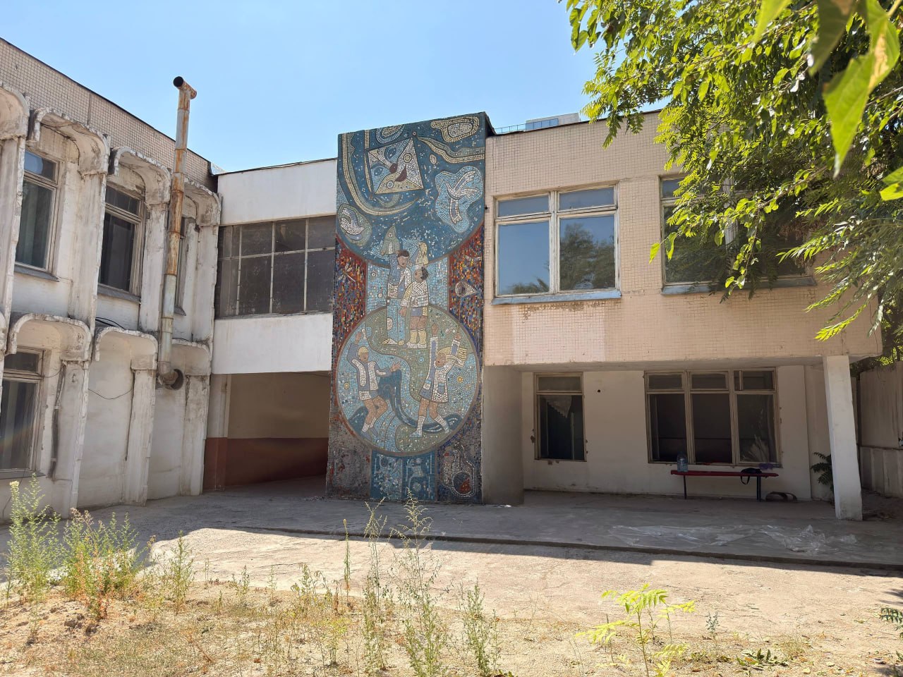 Не пустят под снос: в Ташкенте сохранят уникальные мозаики бывшего туберкулёзного диспансера