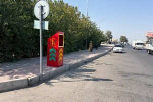 Мусор можно выбросить, не выходя из машины: вдоль трасс Самаркандской области устанавливают необычные контейнеры